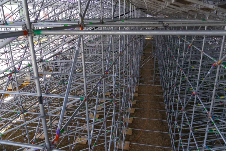 Eine aus Gerüstelementen gebaute Tribüne