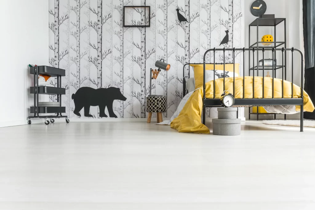 Kinderzimmer mit einer Akustiktapete mit Bären und Bäumen als Muster
