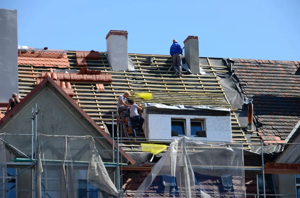 Dachdecker auf einem Dach bei der Erneuerung eines Altbau Dachstuhls