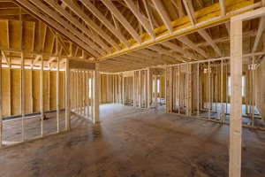 Innenaufnahme eines komplett erneuerten Dachstuhls eines Hauses