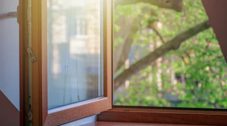 Ein zum Lüften geöffnetes, modernes Holzfenster
