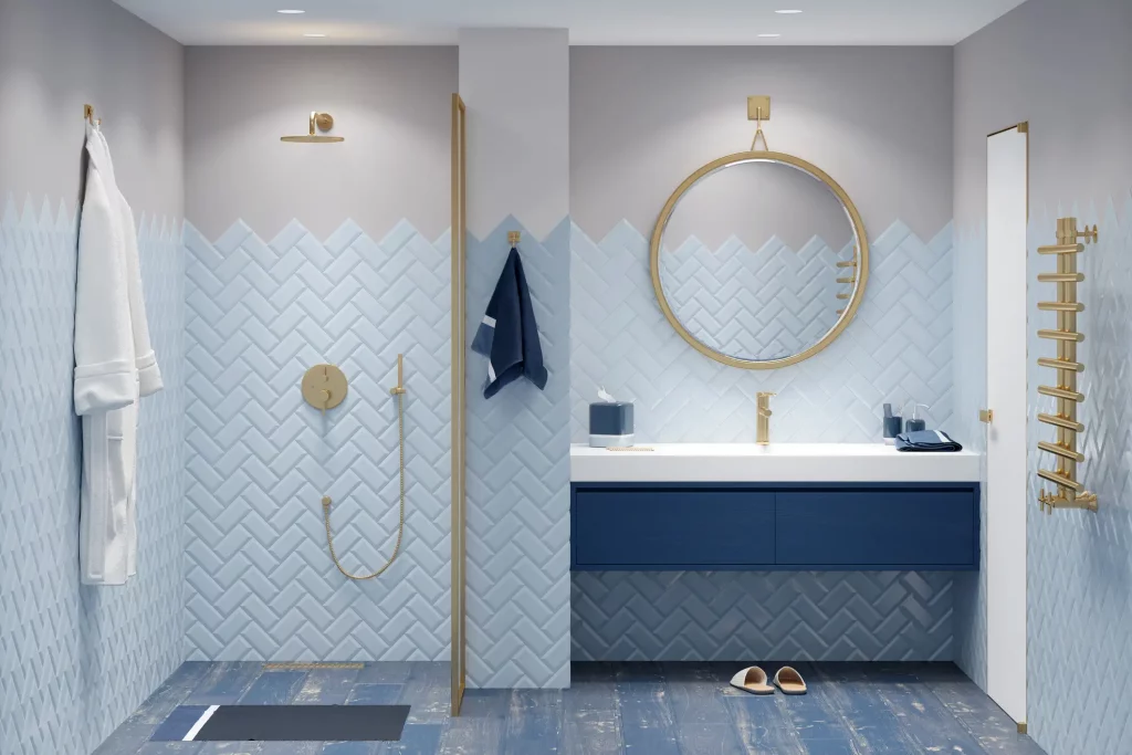 Ein modernes Badezimmer in Blautönen und verschiedenen Goldamaturen. Wandfliesen in Hellblau in einem Fischgrätmuster verlegt.