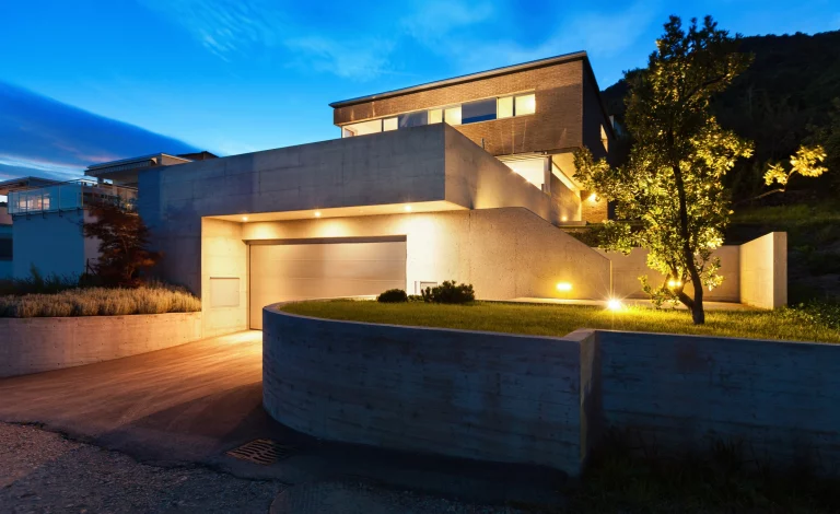 Modernes Haus mit Garagenbeleuchtung