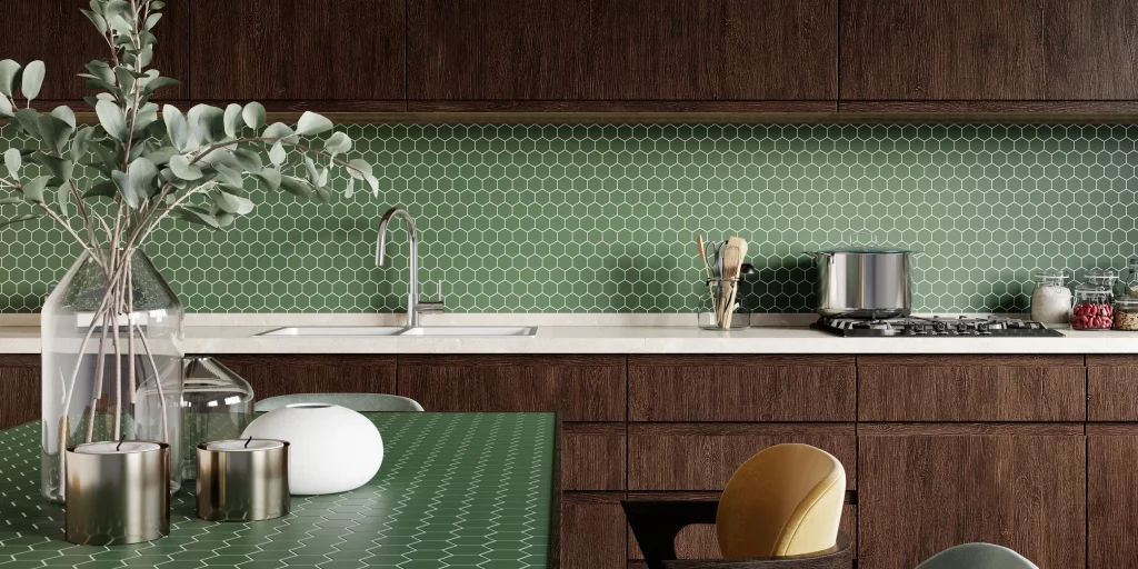 Eine moderne Küche mit sechseckigen grünem Mosaik Backsplash im Hexagonalverband