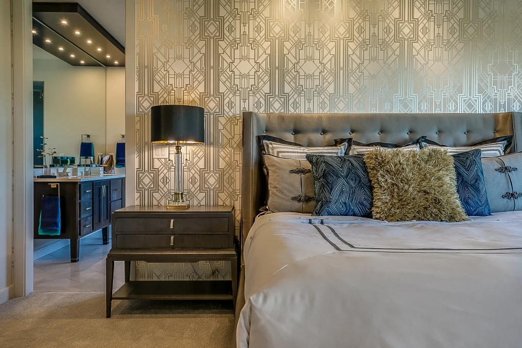 Metalltapete in gold mit Muster in einem Schlafzimmer