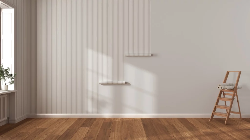 Leerer, heller Raum mit weißen Wänden und Parkettboden mit gestreifter beiger Tapeten aus Papier an der Wand