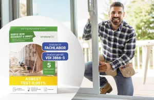Mitarbeiter am Fenster mit Angebot