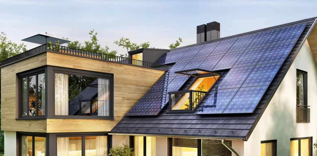 Ein modernes Einfamilienhaus mit Solarpanelen auf dem Dach und einem geöffneten Cabriofenster