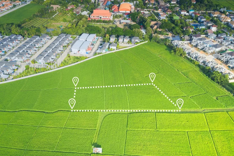 Landschaft mit mehreren Grundstücken aus der Luftansicht mit markiertem, abgestecktem Grundstück