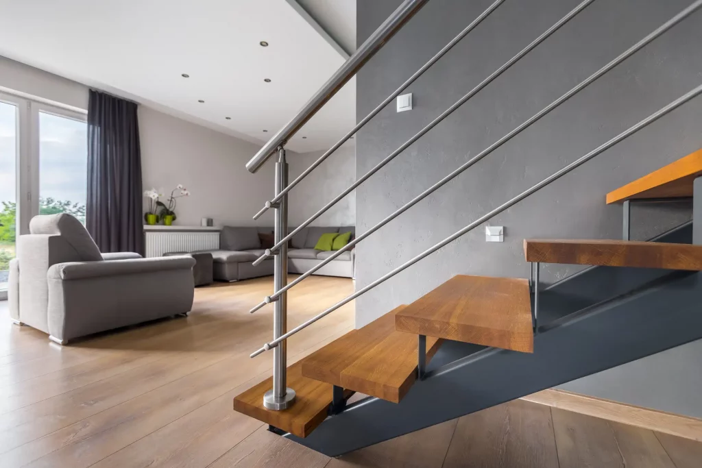 Moderne Treppe mit Holzstufen in einer Mietwohnung