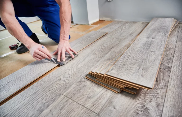 Laminatleger bei der Verlegung von Laminat in einem Zimmer
