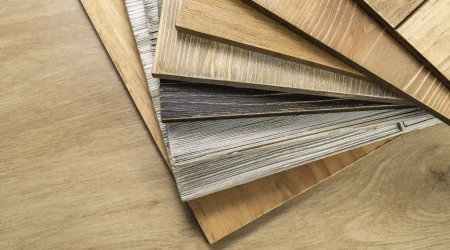 Verschiedene Muster von Laminatarten in einem Fachgeschäft