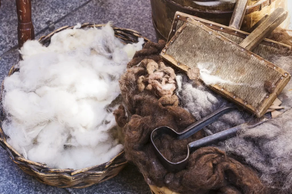 Schafwolle in einem Korb als Düngemittel für Hochbeete