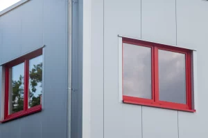 Rot weiße Fenster in einem modernen Gebäude