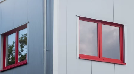 Rot weiße Fenster in einem modernen Gebäude