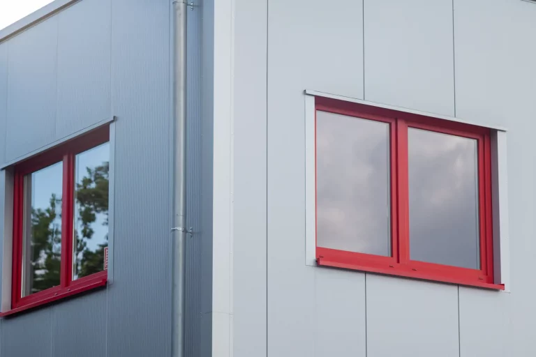 Rot weiße Fenster in einem modernen Gebäude