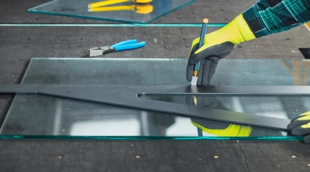 Glaser schneidet Glas entlang eines Lineals zu