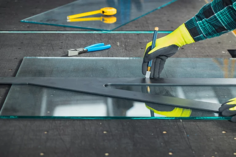 Glaser schneidet Glas entlang eines Lineals zu