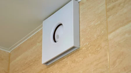 Ein Badlüfter in der Wand installiert