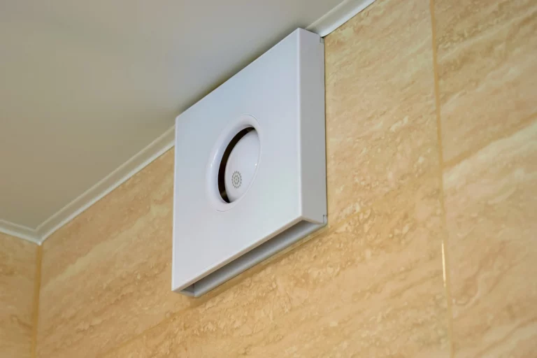 Ein Badlüfter in der Wand installiert