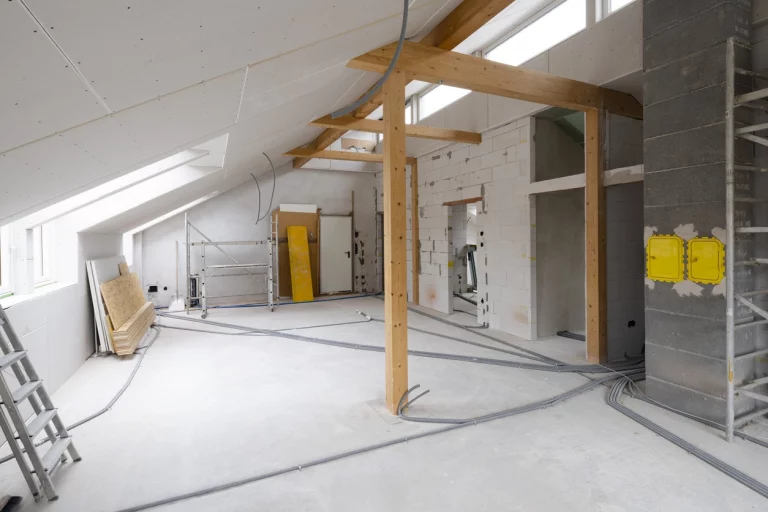 Baustelle des Ausbaus einer Dachschrägen