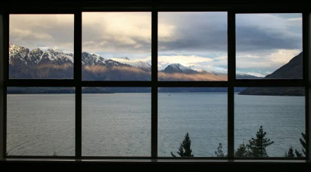 Ausblick aus einem Fenster auf einen See