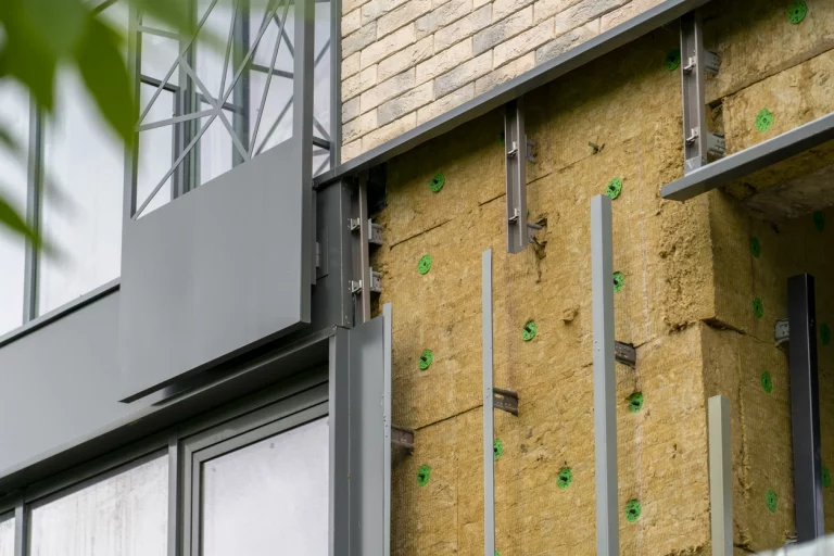 Installation einer Außenwand Fassadendämmung