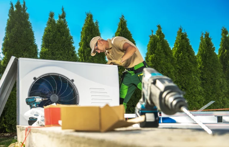 Arbeiter installiert Wärmepumpe
