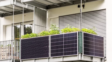 grün bepflanzter Balkon mit Solarpanelen
