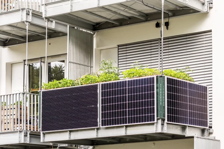 grün bepflanzter Balkon mit Solarpanelen