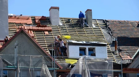 Dachdecker decken ein Dach eines Wohnreihenhauses