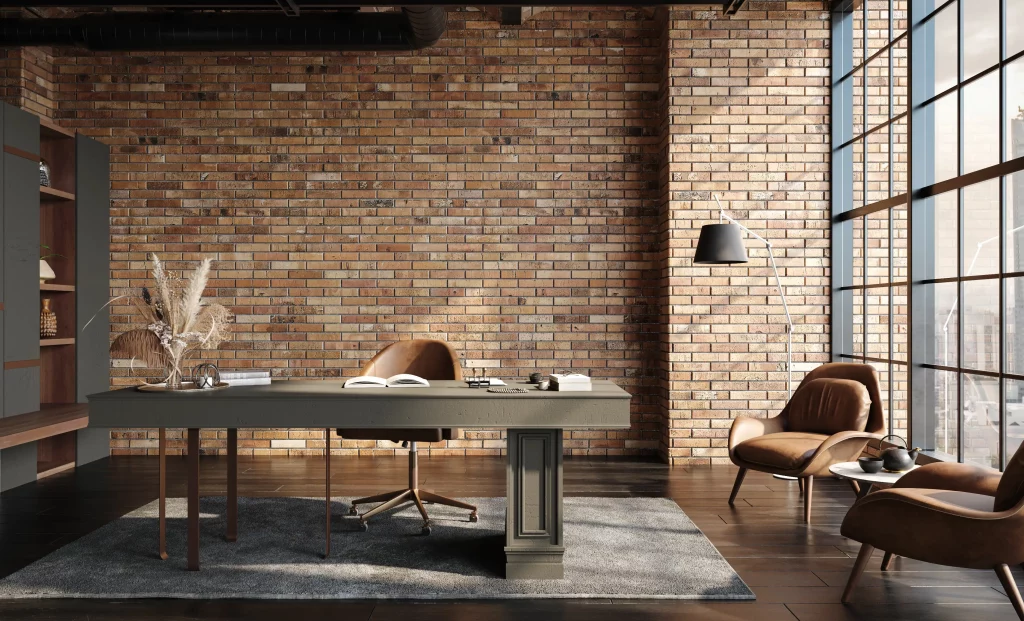 Modernes Loft-Büro mit einer stilvollen Ziegelwand im Hintergrund mit neu verfugten Klinkersteinen. Der Raum ist mit einem eleganten Schreibtisch, bequemen Ledersesseln und großen, bodentiefen Fenstern ausgestattet.