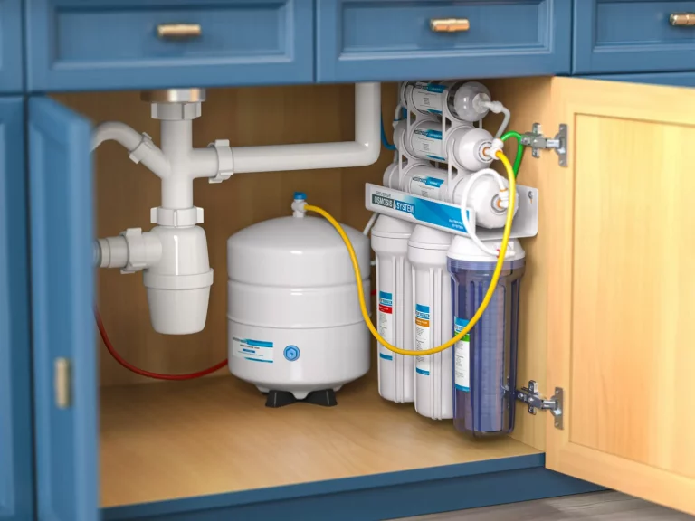Unter einem Waschbecken installierte Wasserenthärtungsanlage mit mehreren Filtern und einem Wassertank zur Reduzierung von Wasserhärte und zur Verbesserung der Wasserqualität in Haushalten