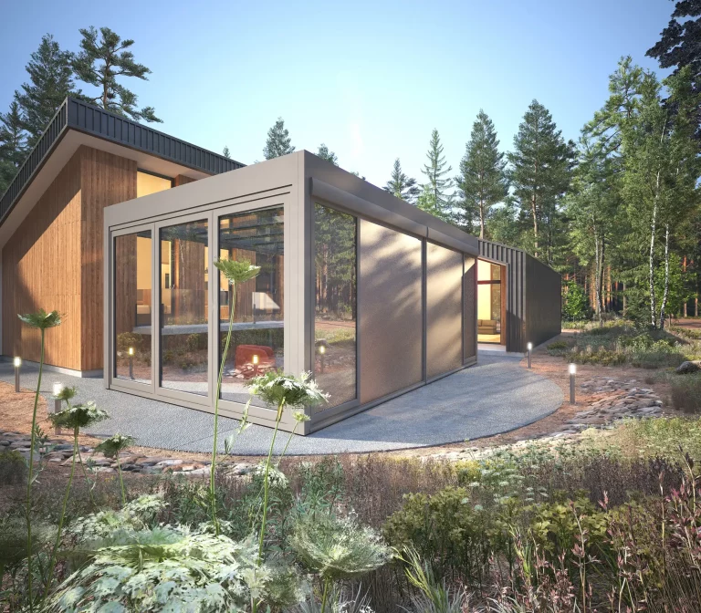 Modernes Haus mit einem Wintergartenanbau aus Glas, eingebettet in eine Waldlandschaft, mit natürlicher Vegetation im Vordergrund und Tageslicht, das den Raum erhellt.