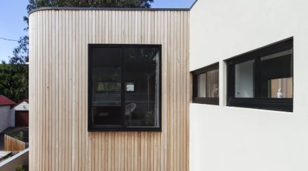 Moderne Außen-Holzfassade mit Alufenstern