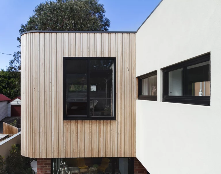 Moderne Außen-Holzfassade mit Alufenstern