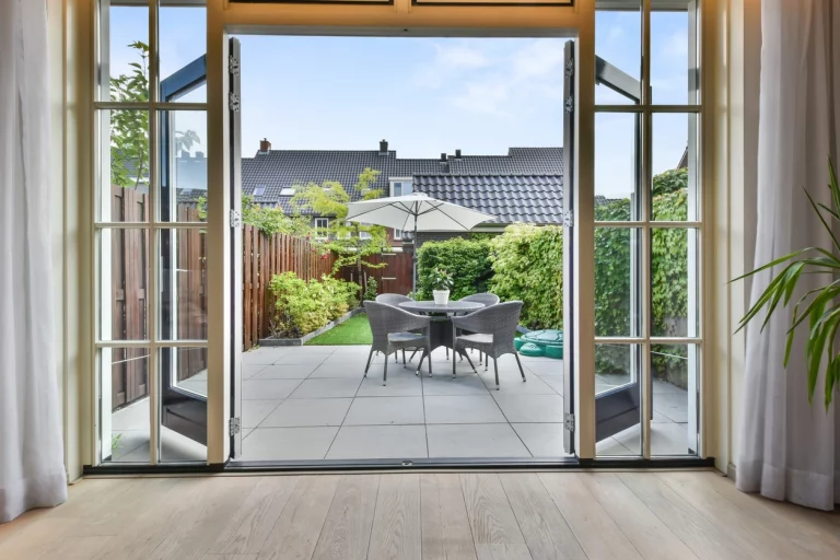 Blick aus einer Terrassentür auf einen modernen Garten