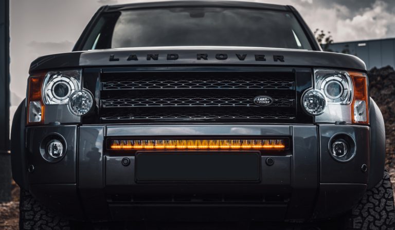 Vorderansicht eines Autos mit schwarzem Kühlergrill und eigebauter LED light bar