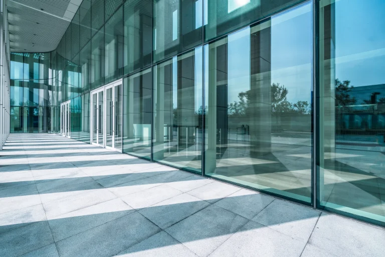 Hohe Glasfront eines Gebäudes