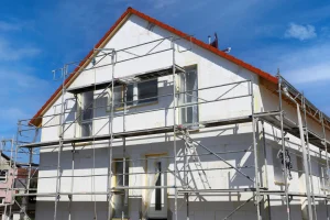Neu gebautes Haus mit Baugerüst drum herum.