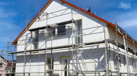 Neu gebautes Haus mit Baugerüst drum herum.