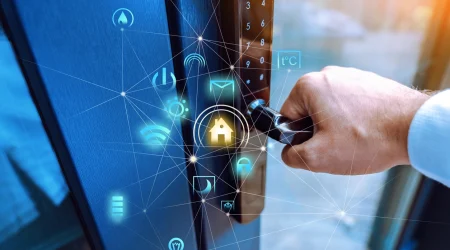 Hand drückt Türklinke herunter und entsperrt sie durch Biometrische Daten