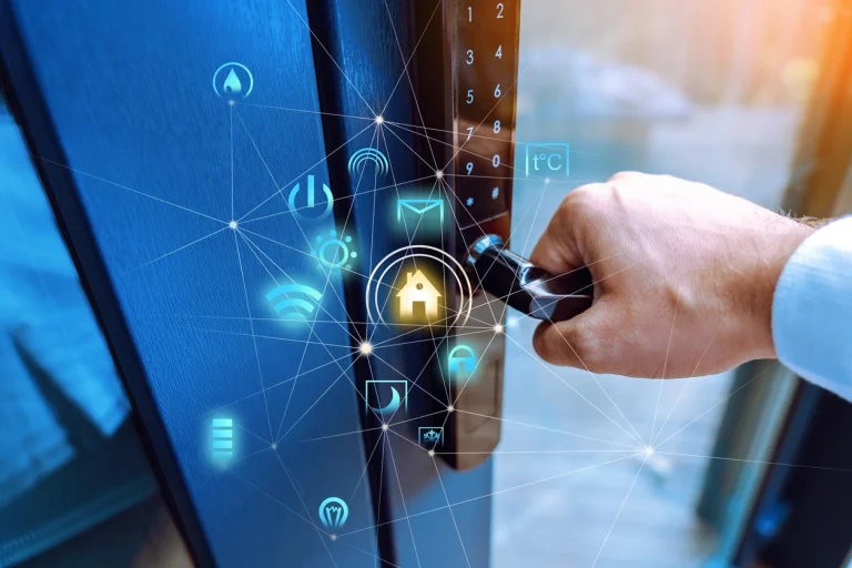 Hand drückt Türklinke herunter und entsperrt sie durch Biometrische Daten