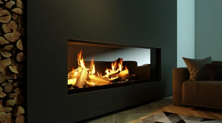 moderner Kaminofen in einer schwarzen Wand und einem braunen Sofa davor