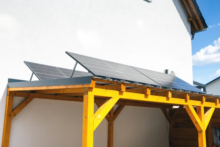 Solaranlage auf eine Carport aus Holz