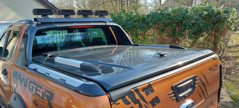 Laderaumabdeckung auf einem rostfarbenen PickUp Truck