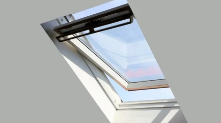 Leicht geöffnetes Dachfenster in einer weißen Dachschräge.