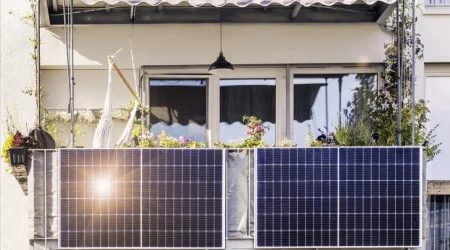 Solarzellen an einem Balkon.