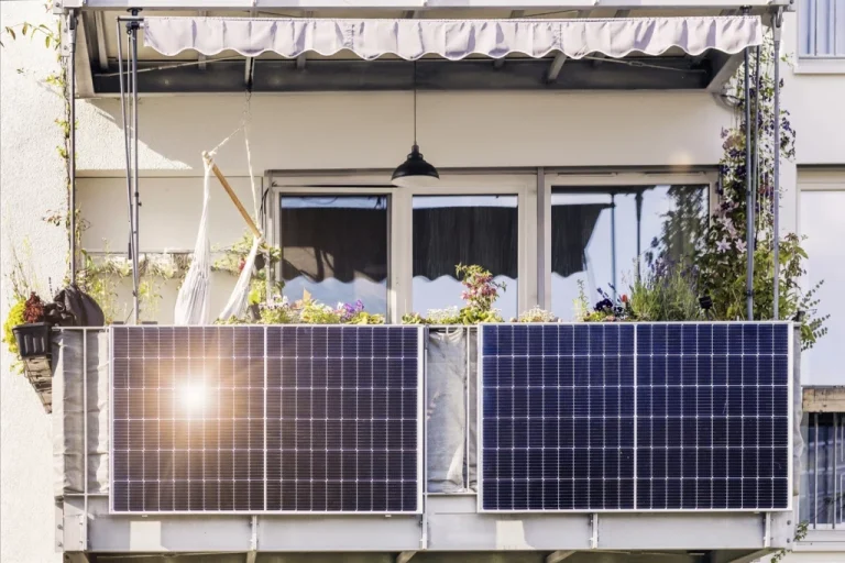 Solarzellen an einem Balkon.