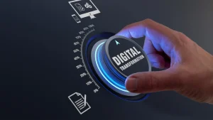 Hand dreht einen Regler mit der Aufschrift 'Digital Transformation', um den Fortschritt der digitalen Transformation zu maximieren. Symbolische Darstellung für die Nutzung von Fördermitteln zur Digitalisierung.